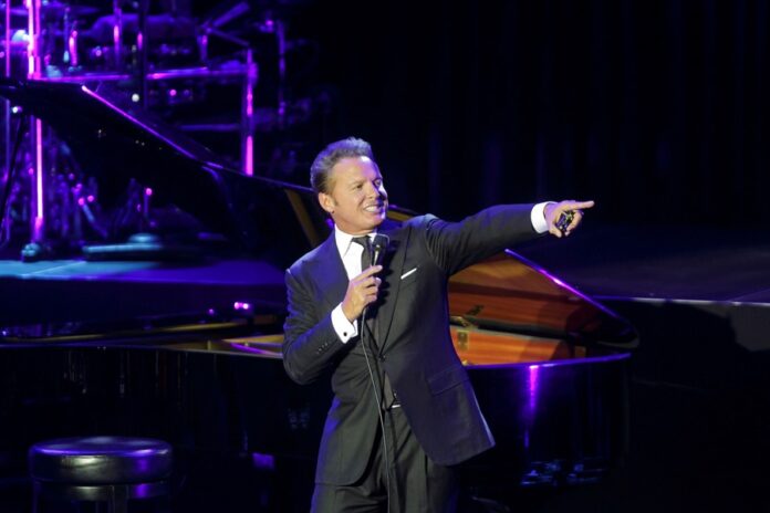ESPAÑA MÚSICA CAP ROIG Hace una semana, se reveló que Luis Miguel donará 10 millones de pesos (unos 570.000 dólares) para ayudar en la reconstrucción del puerto de Acapulco.