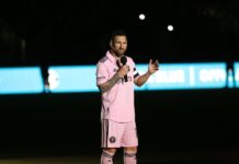 Messi promete más éxitos en su noche dorada: "El año que viene va a ser mucho mejor" Messi: "Para mí es muy hermoso compartir este Balón de Oro con ustedes, llevo poquito tiempo aquí pero parece que hace un montón que llegué.