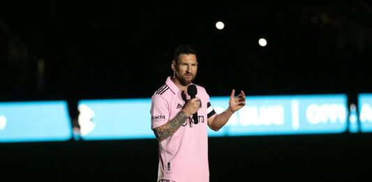 Messi: "Para mí es muy hermoso compartir este Balón de Oro con ustedes, llevo poquito tiempo aquí pero parece que hace un montón que llegué.