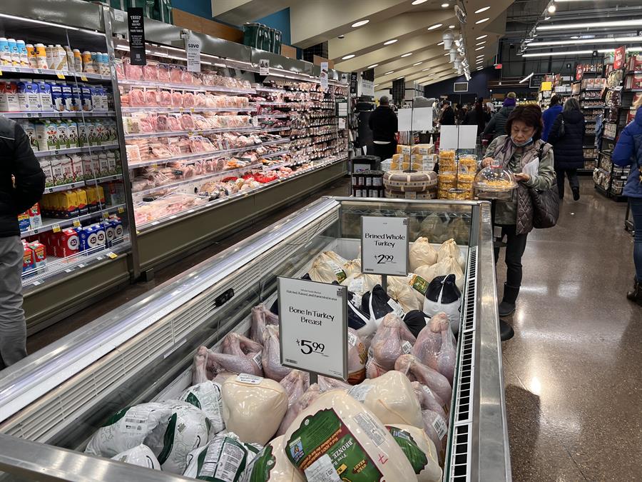 ongelador lleno de pavos naturales y org&aacute;nicos en un supermercado en Washington
