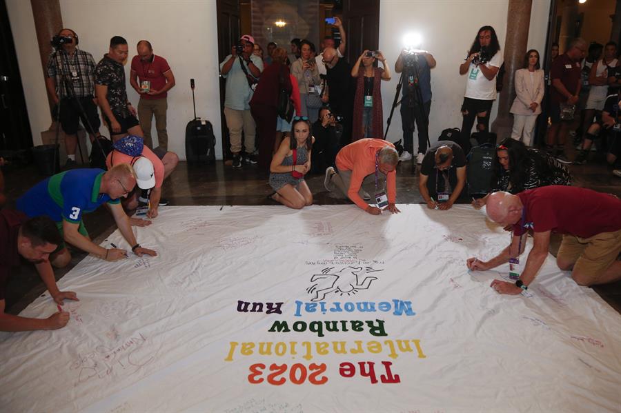personas participan en un acto de homenaje a atletas fallecidos, hoy, durante un evento de los Gay Games en Guadalajara (2)