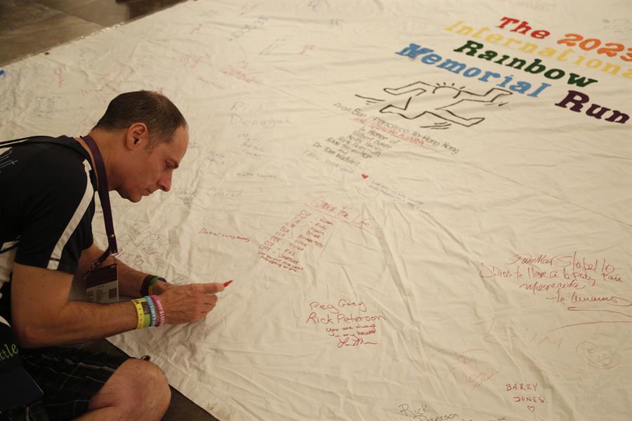 personas participan en un acto de homenaje a atletas fallecidos, hoy, durante un evento de los Gay Games en Guadalajara (3)