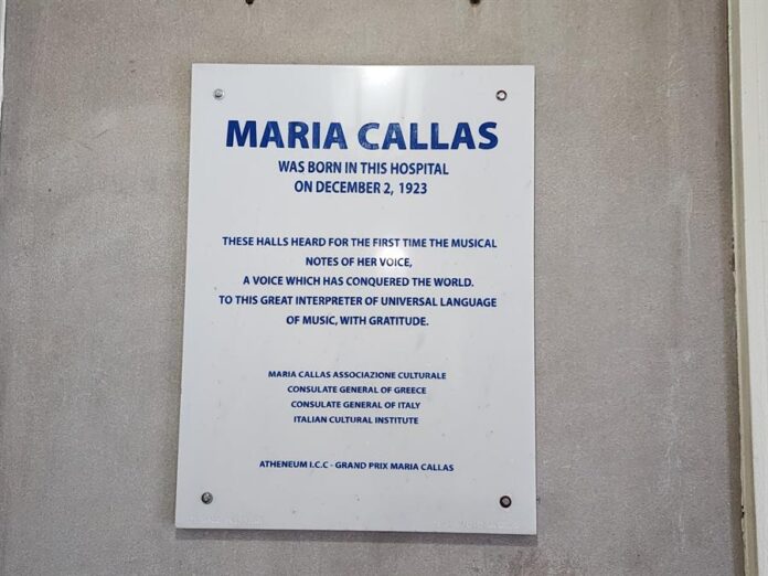 placa que indica el nacimiento un 2 de diciembre de 1923 de la soprano María Callas placa que indica el nacimiento un 2 de diciembre de 1923 de la soprano María Callas
