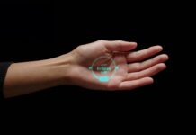 se muestra la palma de la mano de una persona mientras tiene una proyección del pin con inteligencia artificial