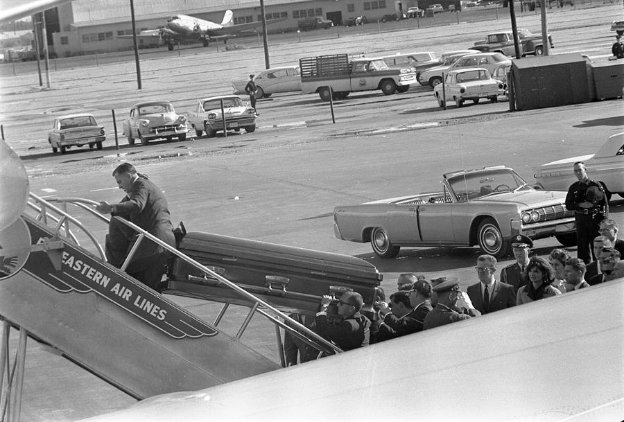 suben el ata&uacute;d con los restos del mandatario asesinado al Air Force One