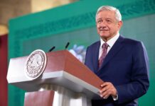 López Obrador ha explicado que en el transcurso de la construcción del Tren Maya ha habido "problemas menores" asociados a la "politiquería". "Pero no por la gente, sino por abogados pseudodefensores del medio ambiente que quieren pararnos", ha sentenciado.
