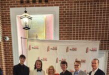 Algunos de los ganadores y finalistas en la carpeta roja de los Premios Internacionales de Música Marvin Hamlisch.