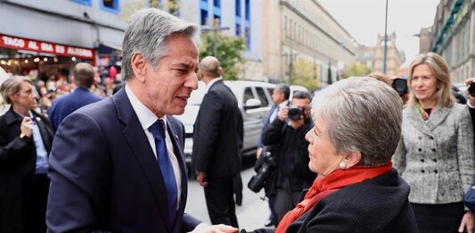 Alicia Bárcena (d), mientras saluda a su similar estadounidense, el secretario de Estado Antony Blinken,
