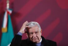López Obrador asegura que "está bajando la migración" tras su reunión con EE.UU. El gobernante defendió los resultados, al citar que se ha dispersado la caravana migrante que partió de la frontera sur de México en Nochebuena con unos 10.000 integrantes, la más numerosa del año.