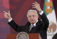 López Obrador celebra que embajador acepte que 70 % de armas de criminales llegan de EE.UU. Andrés Manuel "Esto que reconoció ayer Ken Salazar es importantísimo, ya lo hemos dicho, lo podemos probar, que el 70 % cuando menos de las armas que se introducen a México son de origen estadounidense".