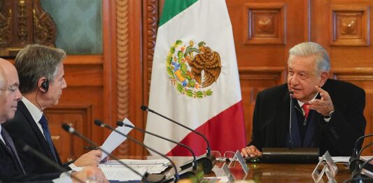 Andrés Manuel López Obrador (d), hablando con el secretario de Estado de los Estados Unidos, Antony Blinken