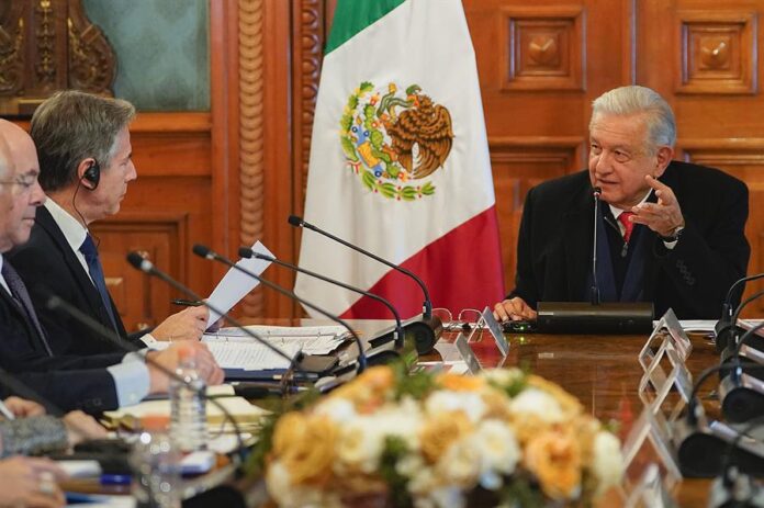 Andrés Manuel López Obrador (d), hablando con el secretario de Estado de los Estados Unidos, Antony Blinken