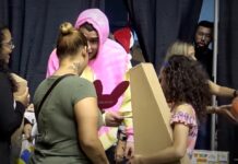 Otros artistas puertorriqueños que se esperaba que acompañaran a Bad Bunny en el evento eran Arcángel y Dei V.