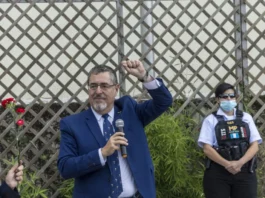 El máximo tribunal de Guatemala ordena que las autoridades electas tomen posesión en enero presidente electo, Bernardo Arévalo de León.