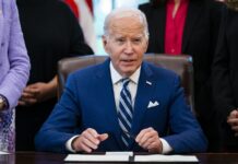 Biden le dijo a Zelenski que no quiere que los ucranianos se rindan y advirtió que frenar el envío de fondos estadounidenses a Ucrania supondría "un regalo de Navidad" para el presidente ruso, Vladímir Putin.