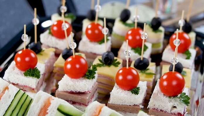 Estas meriendas o botanas, consumidas entre el desayuno, el almuerzo y la cena comprenden bocadillos dulces, bebidas dulces, golosinas, frutas secas y frituras como los ‘chips’ y los ‘nachos’ salados.