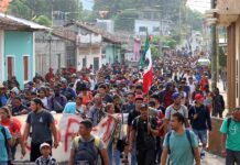 Unos 2.000 migrantes abandonan caravana y avanzan solos en sur de México Unos 2.000 migrantes han abandonado o desistido de seguir caminando con la caravana que partió de la frontera sur de México como la más numerosa del año.