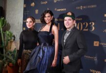 Celebridades destacadas en la Gala We Are All Human 2023 Geraldine Bazan, Sheynnis Palacios, y John Leguizamo en la carpeta roja de la Gala We Are All Human 2023. Credito: @acpixstudio, @andrescatanaofficial.