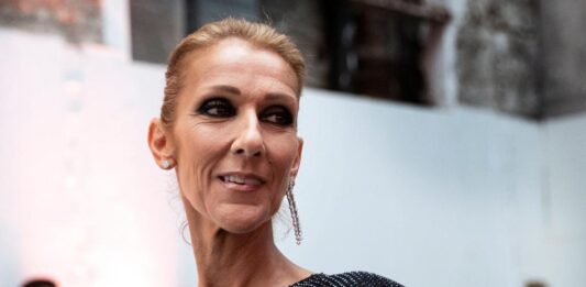 Céline Dion, de 55 años, reveló en octubre de 2021 que sufría una enfermedad que afecta al sistema nervioso y le provoca espasmos musculares, lo que le obligó a cancelar ese año conciertos en Las Vegas.