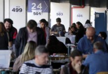 Ciudadanos hacen fila para votar en la jornada del plebiscito constitucional