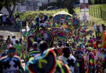 Comparsas participan en el Festival de Máscaras en las calles de Hatillo, Puerto Rico.