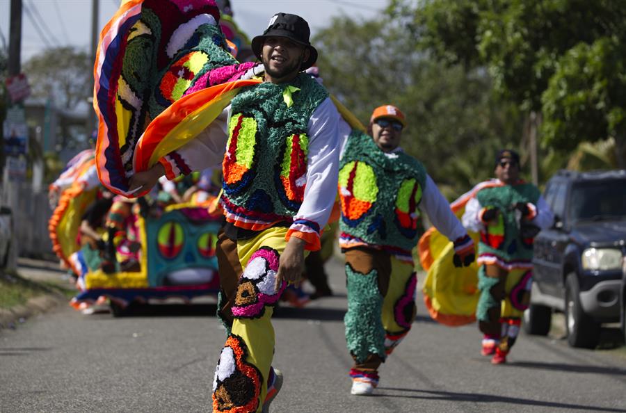 Coloridos trajes y máscaras, los "corredores".