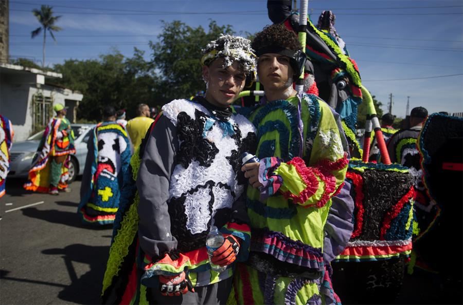 Miembros de comparsas lucen sus trajes coloridos.