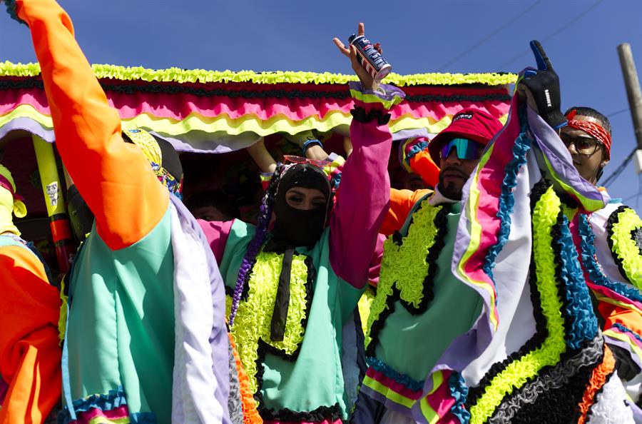 Participantes con sus máscaras.