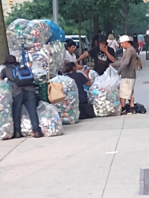 La situación de los inmigrantes de la última oleada migratoria no ha cambiado e innumerables mujeres, adolescentes y niños, continúan buscando una forma para ganarse la vida, incluyendo el reciclaje de basura.