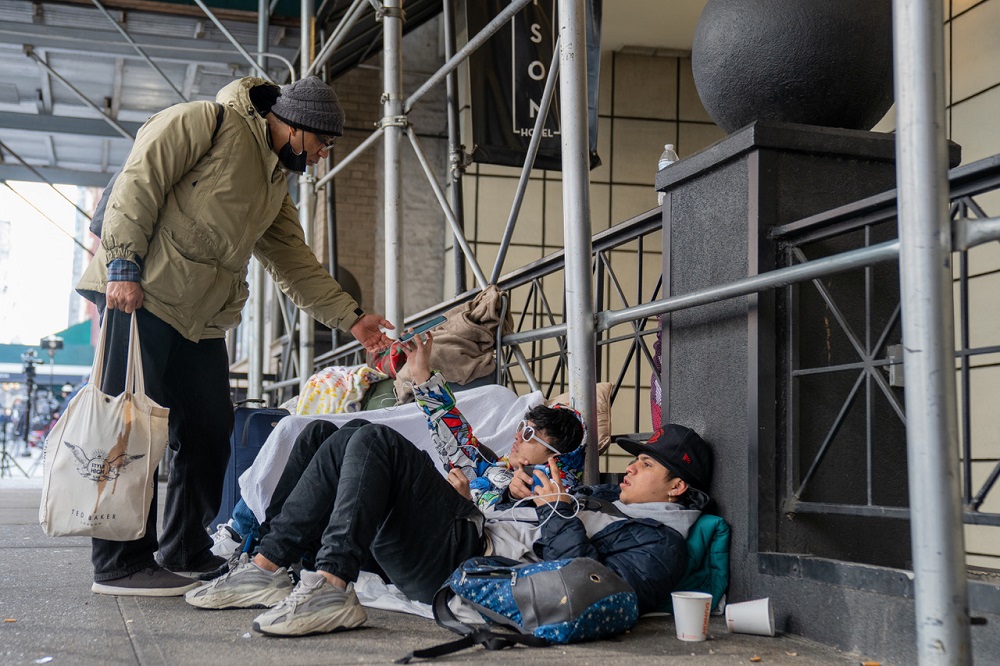 Las autoridades locales no han hecho nada para cambiar la “obligación de la ciudad de albergar y alimentar a nuevos inmigrantes”, que continúan llegando diariamente.