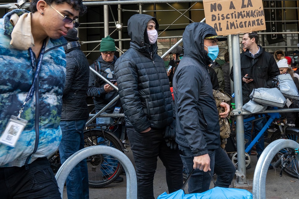 La creación de un sistema de albergues de emergencia improvisado, que no ha podido dar cabida a miles de inmigrantes y que ha generado protestas en barrios de diferentes condados.