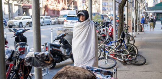 Los inmigrantes varones sin familia en Nueva York, se enfrentan actualmente a una crisis de alojamiento, ya que no pueden permanecer más de treinta días en los albergues municipales.