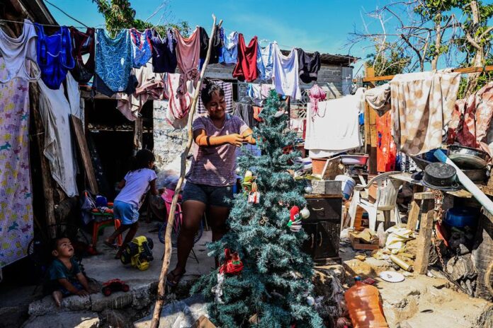 Cristal Ortiz Balderas, habitante de la colonia Cumbres de Figueroa, una de las zonas afectadas por el 'huracán Otis'