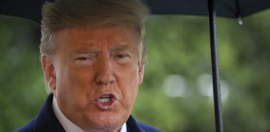 Ayer, Trump, favorito en las primarias presidenciales republicanas, dijo en sus redes sociales que no testificaría en la sesión de hoy, lo que tomó por sorpresa a los funcionarios de la corte.