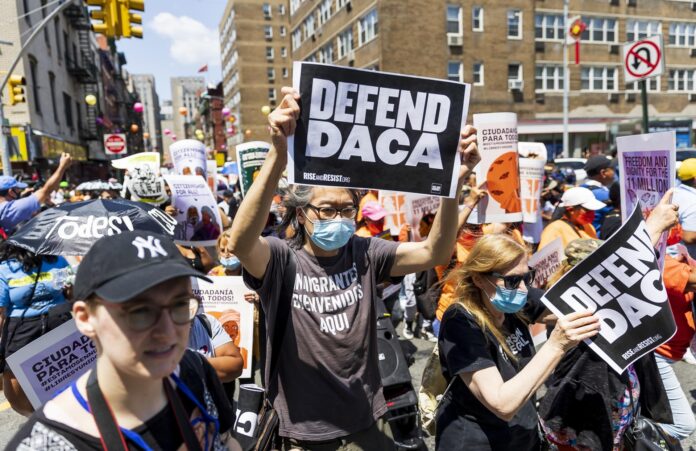Los soñadores, amparados por DACA, que protege a los beneficiarios de la deportación y los hace elegibles para un permiso de trabajo, han sido el grupo de indocumentados que más ha ganado reconocimiento entre los votantes estadounidenses.