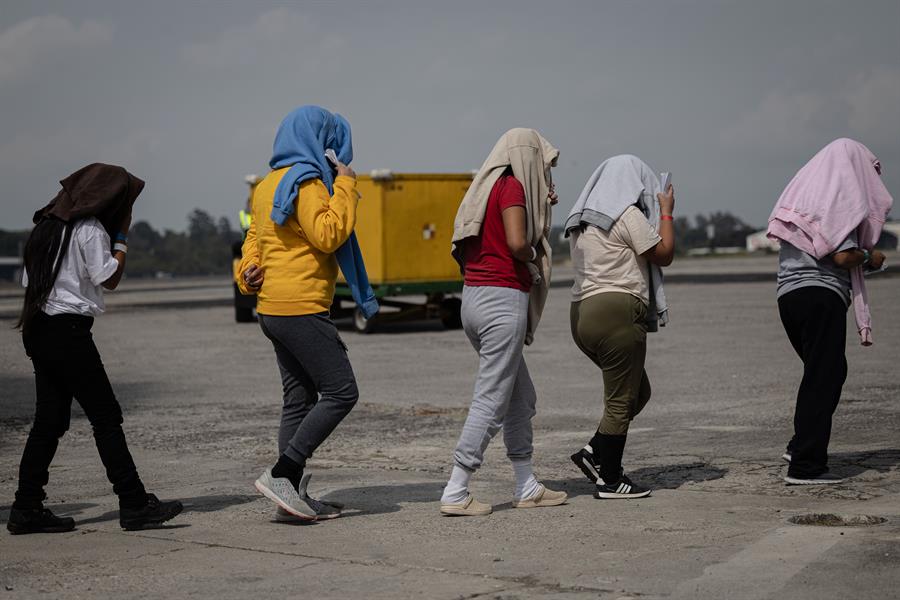 Migrantes caminan hoy tras llegar deportados desde El Paso, Texas en el Aeropuerto Internacional La Aurora de Ciudad de Guatemala.