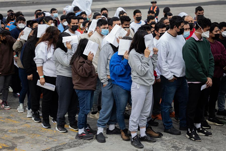 Migrantes esperan hoy tras llegar deportados desde Estados Unidos, en el Aeropuerto Internacional La Aurora de Ciudad de Guatemala.