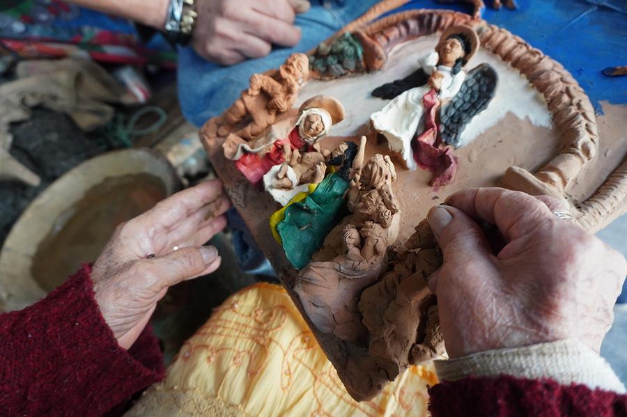 Detalle de figuras miniaturas hechas de barro por Josefina Aguilar, y su hijo Demetrio