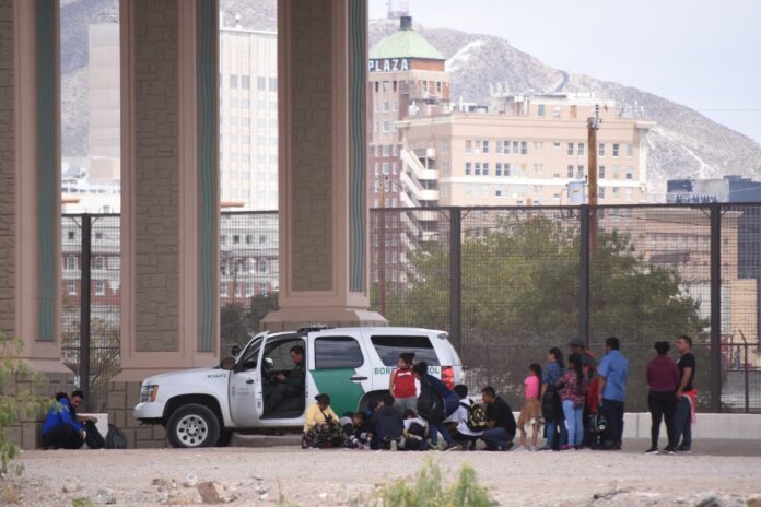Con la suspensión de operaciones en los dos puertos de Texas, los funcionarios reasignados apoyarán a la Patrulla Fronteriza para poner en custodia a los migrantes.