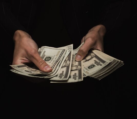 Trabajadores verán en 2024 aumentos al salario mínimo en 25 estados Los aumentos serán efectivos a partir del 1 de enero en 22 estados, mientras que Nevada y Oregón verán sus incrementos el 1 de julio y el de Florida entrará en vigor el 30 de septiembre. Foto pixabay.