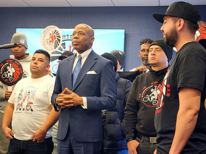 El alcalde de Nueva York, Eric Adams (c), habla hoy junto a Gustavo Ajche (2-i), líder del grupo 'Deliveristas Unidos' El alcalde de Nueva York, Eric Adams (c), habla hoy junto a Gustavo Ajche (2-i), líder del grupo 'Deliveristas Unidos'