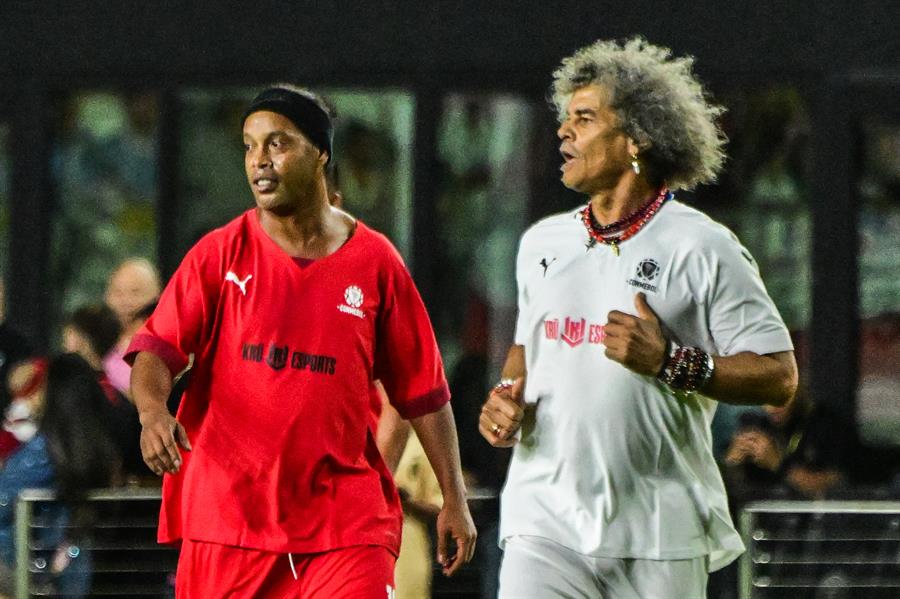 El brasile&ntilde;o Ronaldinho (i) y el colombiano Carlos 'El Pibe' Valderrama