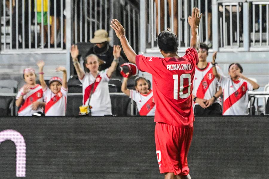 El brasile&ntilde;o Ronaldinho saluda a aficionados