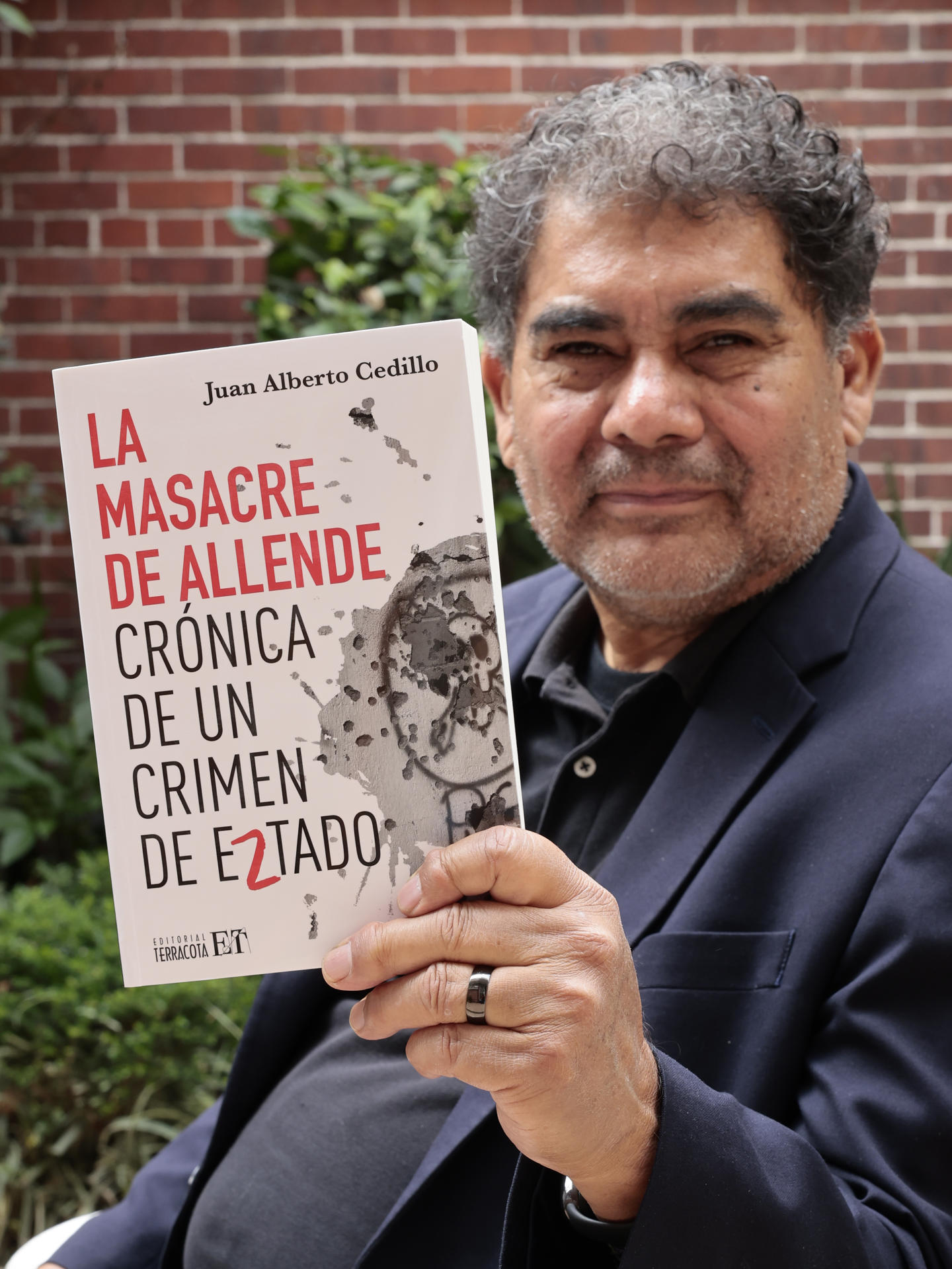  El escritor y periodista mexicano Juan Cedillo posa con su libro "La masacre de Allende