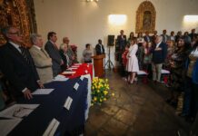 Fernando Villavicencio recibe homenaje póstumo y una condecoración ciudadana de Quito El hijo menor (c) del candidato presidencial asesinado, Fernando Villavicencio, acompañado de familiares y amigos de su familia
