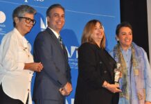 Elizabeth Sánchez Vega (d), junto al presidente del campus en Kendall del Miami Dade College (MDC), Anthony Cruz