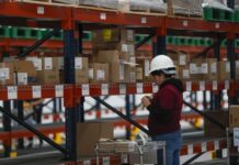 Trump toma medidas para gravar con aranceles semiconductores y productos de farmacia Empleados trabajan en las instalaciones de la 'Megafarmacia del bienestar' (1)