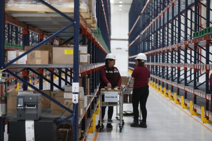 Empleados trabajan en las instalaciones de la 'Megafarmacia del bienestar' (2)