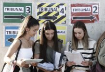 Los votantes que se identifican como gays, lesbianas, bisexuales o transgénero son el grupo demográfico con más probabilidades de reportar que han vivido o presenciado discriminación en cuidados de salud (41 %).