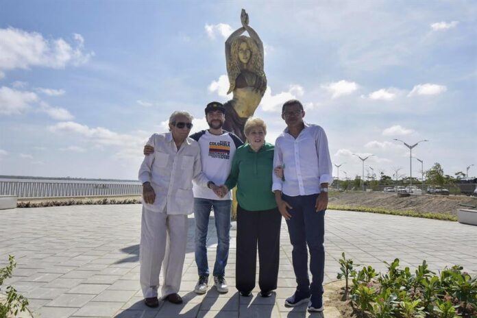 William Mebarak, padre de Shakira, el alcalde de Barranquilla Jaime Pumarejo, Nidia Ripoll madre de Shakira y el artista plástico Yino Márquez mientras posan junto a la estatua de Shakira en el Gran Malecón, en Barranquilla, Colombia.